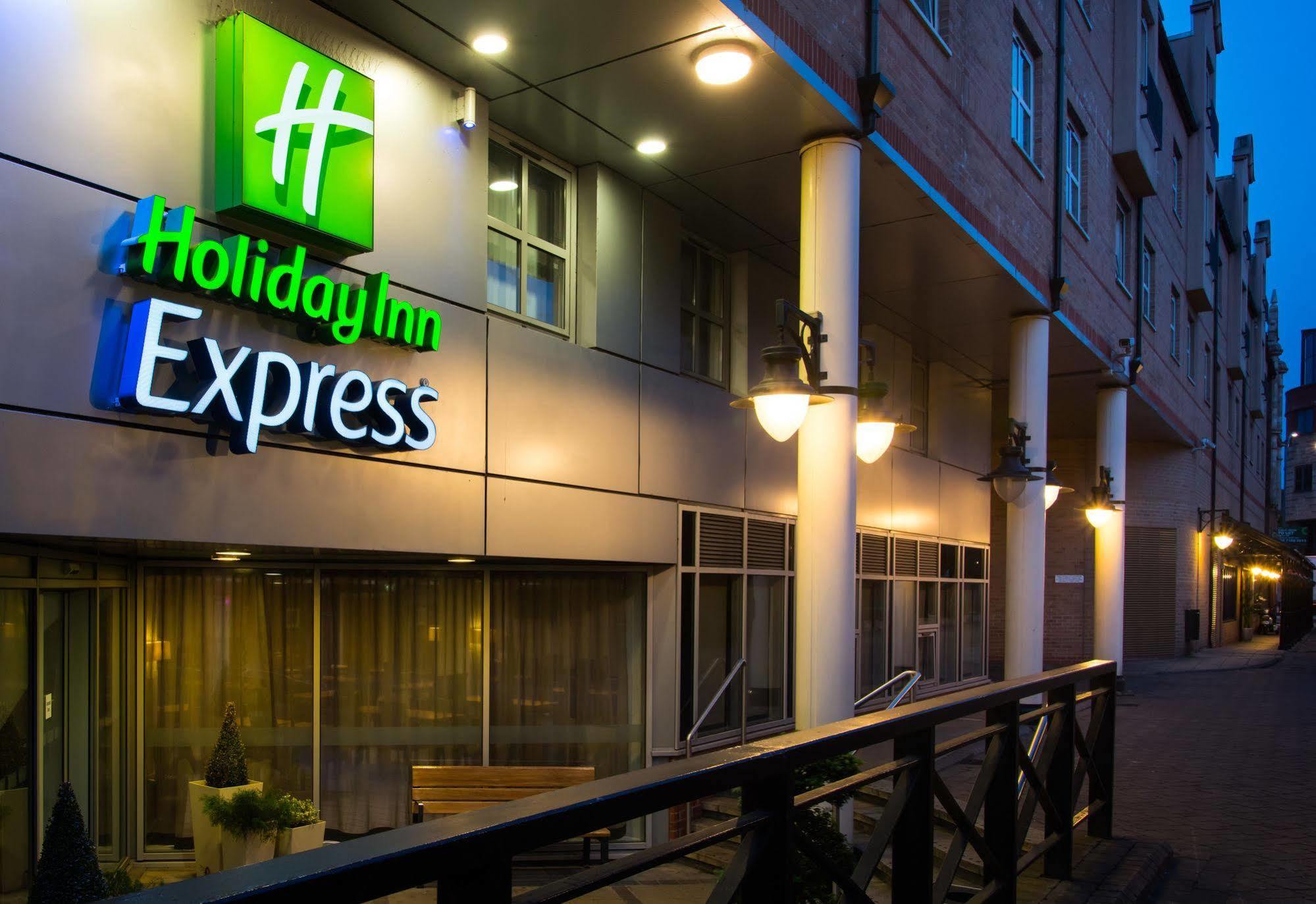 Holiday Inn Express London-Hammersmith By Ihg Esterno foto